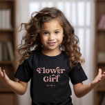 Retro Boho Dusty Rose Typografie | Blumenmädchen T-Shirt<br><div class="desc">Dieser trendige,  schlichte T - Shirt enthält die Worte "Flower Girl" in der Retro-staubigen Rose Typografie,  zusammen mit einem Platz für ihren Namen,  und ist das ideale Geschenk für Mitglieder Ihres Brautparty.</div>