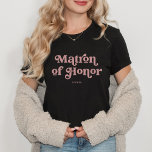 Retro Boho Dusty Rose Typografie | Matron of Honor T-Shirt<br><div class="desc">Dieser trendige,  schlichte T - Shirt enthält die Worte "Ehrenmatron" in der Retro-staubigen Typografie der Rose,  zusammen mit einem Platz für ihren Namen,  und ist das ideale Geschenk für Mitglieder Ihres Brautparty.</div>