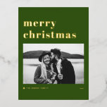 Retro Bold Typografie Grün Frohe Weihnachten Foto Folien Feiertagspostkarte<br><div class="desc">Frohe Weihnachten! Senden Sie Ihre Urlaubswünsche mit dieser individuell gestaltbaren Weihnachtskarte aus Gold an Familie und Freunde. Es zeigt Retro-mutige Typografie mit einem Weihnachtsbaumakzent. Personalisieren Sie diese Foto Ferien Postkarte,  indem Sie Ihre eigenen Daten hinzufügen. Diese moderne Weihnachtspostkarte ist in anderen Farben erhältlich.</div>