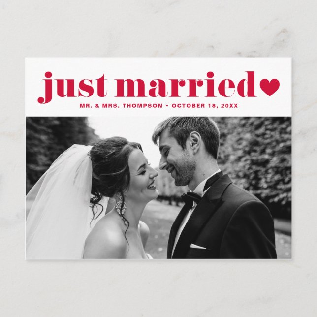 Retro Bold Typografie Red Just Married Foto Postkarte (Vorderseite)