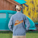 Retro Bride Typografy Summer Rainbow Wedding T-Sh Jeansjacke<br><div class="desc">Steigern Sie Ihren Hochzeitstag mit unserer Groovy Bride Denim Jacket. Diese einzigartige Jacke zeigt ein Retro-inspiriertes Regenbogendesign gepaart mit Typografie aus den 70er Jahren und schafft so eine spielerische und boho-ästhetische Optik. Die Farbgebung umfasst Terrakotta, Orange, Senfgelb und Beige und verleiht ihm ein unverwechselbares und fröhliches Ambiente. Egal, ob Sie...</div>