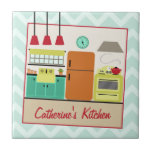 Retro bunte Küchen-Fliese Fliese<br><div class="desc">Eine Küchenfliese,  die eine Illustration einer retro inspirierten Küche verziert mit einem Rot,  einem Türkis,  einer Orange und gelben einem Farbentwurf kennzeichnet.  Personifizieren Sie mit Ihrem Namen im Rot.  Hintergrund ist mit Zickzacken hellblau.</div>