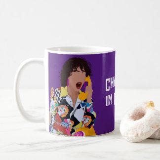 Retro-Bunte Pop-Art-Modefrau mit Telefon Kaffeetasse