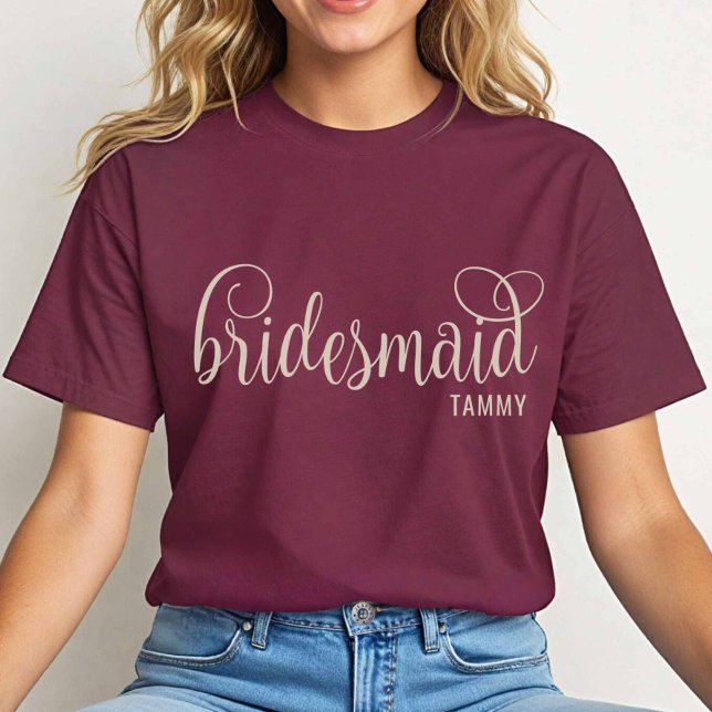 Retro Calligraphy Natural auf Maroon Bridesmaid T-Shirt (Natural on Maroon)