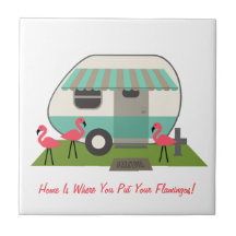 Retro Camper mit Flamingos