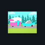 Retro Camper / Trailer gepflasterte Leinwand Print<br><div class="desc">Dieser Retro Camper / Trailer und Autobarkter Canvas Print verfügt über einen modernen, minimalistischen Cartoon zeichnend Mitte des Jahrhunderts, der Ihnen verlasse, die offene Straße zu nehmen. Dieses Design ist eine Hommage an die 1950er Jahre und bietet ein Vintages türkisfarbenes Auto mit weißem Oberteil, das einen kitschigen Trailer zu seinem...</div>