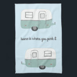Retro Camper Trailer RV Motorhome Blau Geschirrtuch<br><div class="desc">Dekorieren Sie Ihre Küche mit diesem coolen Handtuch. Macht ein tolles Haus-Erwärmung oder Jubiläum Geschenk! Sie können ihn anpassen und auch Text hinzufügen. Karo in meinem Shop für viel mehr Farben und Muster und passende Küchenartikel!</div>