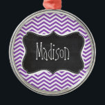 Retro Chalkboard; Deep Lilac Zickzack Silbernes Ornament<br><div class="desc">Sie werden dieses niedliche,  elegante,  Vintage Chalkboard-Design mit Deep Lilac Zickzack Musterdesign Liebe! Wir laden Sie ein,  in unserem Shop,  Brautparty Shop,  dieses coole Retro-Schwarz-Pappe-Design auf vielen anderen großartigen,  anpassbaren Produkten,  einschließlich Girl Bride-Buttons,  moderne Hochzeits-Briefmarken und trendige Kreide Bridal Duwer Einladungen! Vielen Dank!</div>