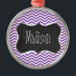 Retro Chalkboard; Deep Lilac Zickzack Silbernes Ornament<br><div class="desc">Sie werden dieses niedliche,  elegante,  Vintage Chalkboard-Design mit Deep Lilac Zickzack Musterdesign Liebe! Wir laden Sie ein,  in unserem Shop,  Brautparty Shop,  dieses coole Retro-Schwarz-Pappe-Design auf vielen anderen großartigen,  anpassbaren Produkten,  einschließlich Girl Bride-Buttons,  moderne Hochzeits-Briefmarken und trendige Kreide Bridal Duwer Einladungen! Vielen Dank!</div>