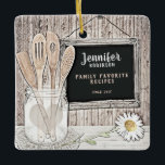 Retro Chalkboard, Mason Jar und Daisy Keramikornament<br><div class="desc">Fügen Sie einen Namen und mehr hinzu,  um dieses charmante Küchendesign mit einem Kalkbrett,  einer Vintagen Kaugummi,  Holzutensilien und einer Daisy zu personalisieren. Ideal für Leute,  die Liebe zum Kochen haben. Kunstwerk von Amelia Carrie.</div>