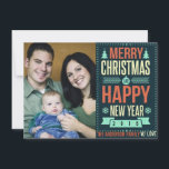 Retro Chalkboard Typografie Weihnachts-Foto Feiertagskarte<br><div class="desc">Rustikaler Retro-Chalkboard-Stil dunkelgrüner Hintergrund und helle Retro-Typografie mit individueller Jahresnummer und Familienname. Fügen Sie Ihr Lieblings-Foto, das erste Urlaubsbild Ihres Haustieres oder Babys hinzu... und passen Sie dann den Text an. Moderne fröhliche Art und Weise, glückliche Winterurlaub Grüße an alle Ihre Freunde und Lieben mit formalem Vintagen Flair zu senden....</div>