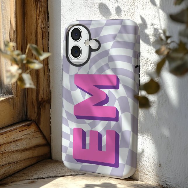 Retro Checkerboard Ästhetische Monogramm iPhone 16 Hülle (Purple Aesthetic retro initials checkerboard pattern iphone 16 plus  case)