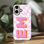 Retro Checkerboard Ästhetische Monogramm iPhone 16 Hülle<br><div class="desc">Erweitern Sie Ihr iPhone 16 Pro Max mit diesem feinen, personalisierten Gehäuse mit einem trendigen Schachbrettmuster. Mit der Möglichkeit, zwei Initialen hinzuzufügen - Ihren Vor- und Nachnamen - ist es so konzipiert, dass Ihr Gerät eine persönliche Touch erhält, während Sie eine Stylesheet-Anweisung abgibt. Das Schachbrett-Design schafft ein modernes, spielerisches Ambiente...</div>