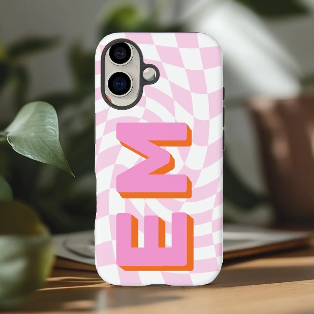 Retro Checkerboard Ästhetische Monogramm iPhone 16 Hülle (Pink Aesthetic retro initials checkerboard pattern iphone 16 plus  case)
