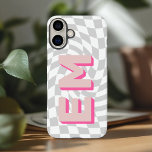 Retro Checkerboard Ästhetische Monogramm iPhone 16 Plus Hülle<br><div class="desc">Erweitern Sie Ihr iPhone 16 Pro Max mit diesem feinen, personalisierten Gehäuse mit einem trendigen Schachbrettmuster. Mit der Möglichkeit, zwei Initialen hinzuzufügen - Ihren Vor- und Nachnamen - ist es so konzipiert, dass Ihr Gerät eine persönliche Touch erhält, während Sie eine Stylesheet-Anweisung abgibt. Das Schachbrett-Design schafft ein modernes, spielerisches Ambiente...</div>