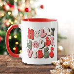 Retro Christmas Holly Jolly Vibes Trendy Holidays Tasse<br><div class="desc">Retro Weihnachten Holly Jolly Vibes Trendy Holidays Coffee Tasse zeigt den Text "Holly Jolly Vibes" in einem Retro-Skript in rot,  grün und rosa Akzent mit Sternen und niedlichen glücklichen Gesichtern. Entworfen von ©Evco Holidays www.zazzle.com/store/evcoholidays</div>