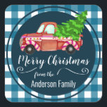Retro Christmas Red Truck Familienname Quadratischer Aufkleber<br><div class="desc">Fun Retro roter LKW mit Weihnachtsbaum. LKW zum Thema Süßigkeiten. Der personalisierte Familienname begünstigt Siegel,  Umschlag Aufkleber oder einfach nur lustige Weihnachtsaufkleber.</div>