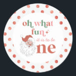 Retro Christmas Santa First Geburtstag Runder Aufkleber<br><div class="desc">Retro Weihnachten Erstgeburtstag Party mit Retro-Stil santa und roten Polka Punkte. Oh,  was macht es Spaß,  eins zu sein!</div>