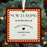 Retro Cinema Theater Marquee Sign Rotes Weihnachte Ornament Aus Metall<br><div class="desc">Dunkelrot / bordeauxrot Retro Kino-Kino-Theater Marquee Schild quadratisch fröhlichen Weihnachtsschmuck. Personalisieren Sie den Text mit Ihrem eigenen Angebot,  Jahr und dem Namen des Empfängers. Ideal für Vintage Weihnachtsbaumdekoration.</div>