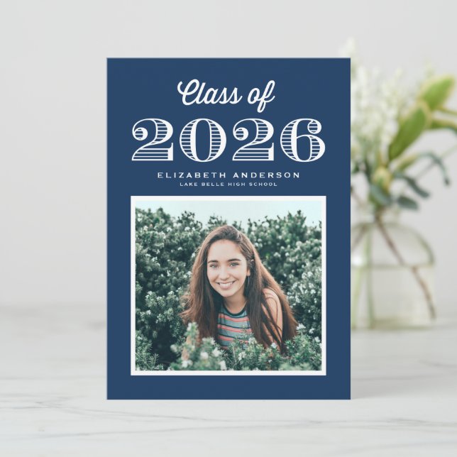 Retro Class of 2024 Navy Blue Foto Abschluss Einladung (Stehend Vorderseite)