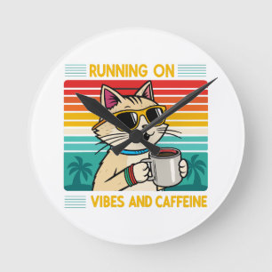Retro Coffee Cat Vibes - Funny Caffeine Lover Runde Wanduhr