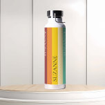 Retro Colors Monogram Name Personalisiert Trinkflasche<br><div class="desc">Dieses Design kann in dem Bereich personalisiert werden, der durch das Ändern des Fotos und/oder Textes zur Verfügung gestellt wird. Oder Sie können es anpassen, indem Sie den Mausklick auswählen, um weitere Optionen anzupassen, um die Farbe des Hintergrunds zu löschen oder zu ändern, Text hinzuzufügen, die Textfarbe oder den Stil...</div>