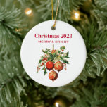 Retro Coole Weihnachtsbaumdekorationen Keramik Ornament<br><div class="desc">Ein Ornament mit einer Vintagen Stilvorlage. 3 rote Weihnachtsbaumbläschen umgeben von grünen Heiligen und Beeren. Stilvolles Retro-Design.</div>