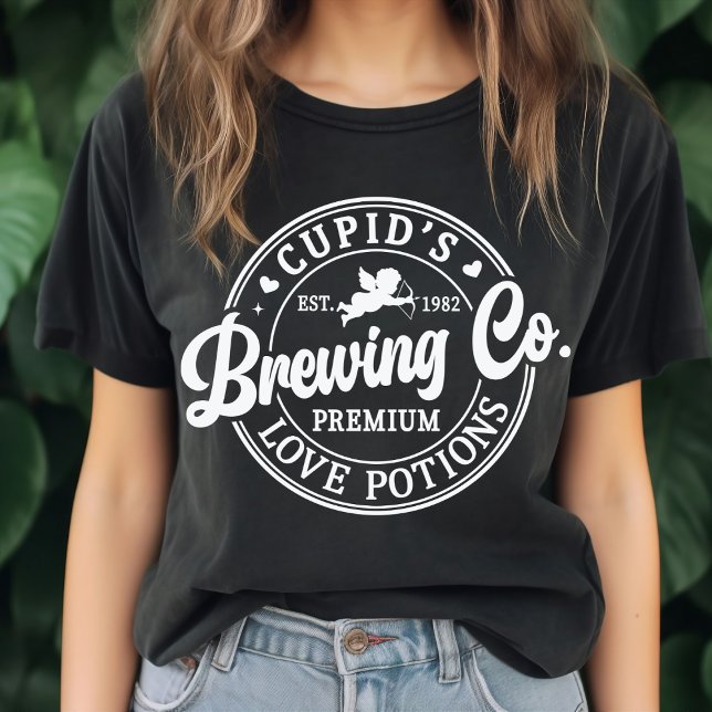 Retro Cupid's Brewing Co Liebe Potions Funny Coupl T-Shirt (Von Creator hochgeladen)