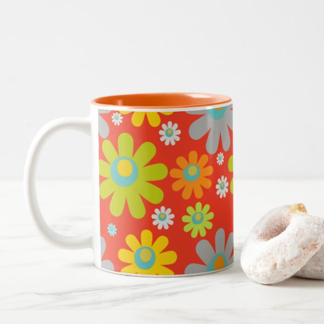Retro Daisis on Orange Zweifarbige Tasse (Mit Donut)