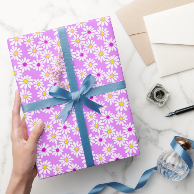 Retro Daisy Florals auf rosa Wrapping Paper Geschenkpapier (Schenken)