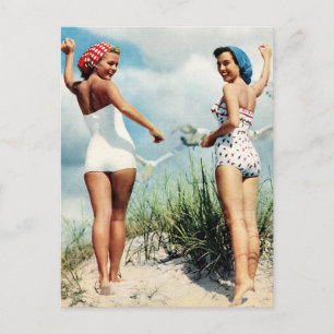 Retro-Damen aus den 60er Jahren surfen auf Strandm Postkarte