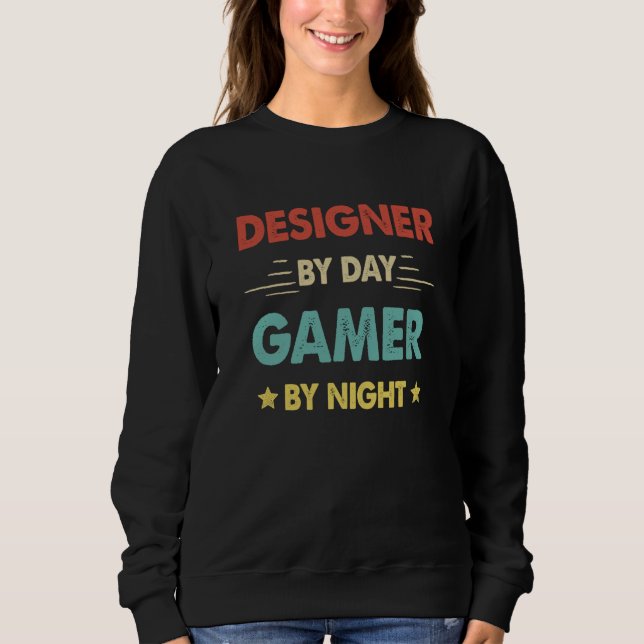 Retro Designer By Day Gamer By Night Sweatshirt (Vorderseite)