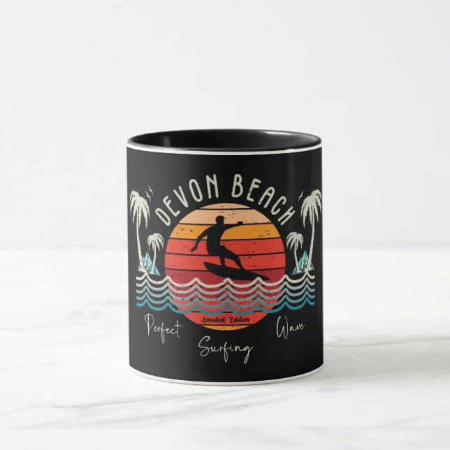 Retro Devon Beach Surfing Tasse (Zentrum)