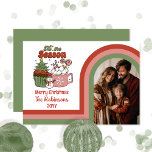 Retro Dies ist das Foto der Weihnachtszeit frohe W Feiertagskarte<br><div class="desc">Retro-Bogen-Foto-Design mit gestreiftem Rahmen in Schattierungen aus duskygem Rosa,  Terrakotta und Salbei grün auf Weiß "Das ist die Jahreszeit".</div>