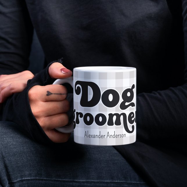 Retro Dog Groomer auf Buffalo Karo individuelle Na Kaffeetasse (Retro Dog Groomer Coffee Mug - Personalized Mug for Pet Salon Enthusiasts with Custom Name)