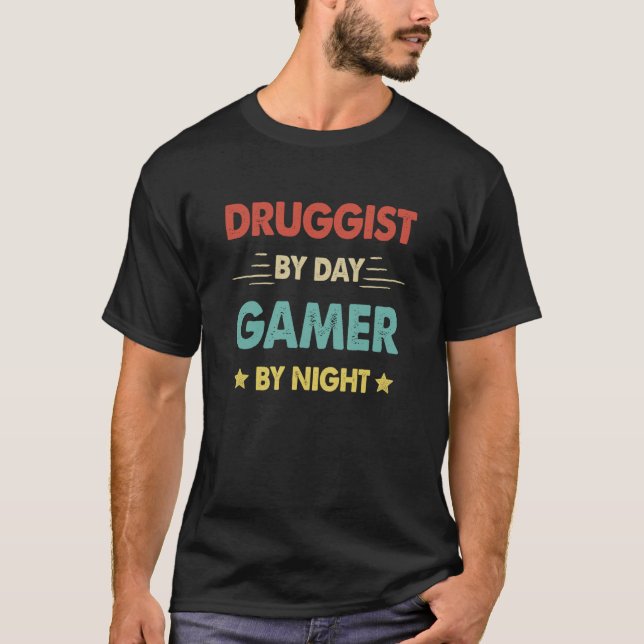 Retro Druggist By Day Gamer By Night T-Shirt (Vorderseite)