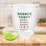 Retro Drunko Bunco Schnapsglas<br><div class="desc">Retro Bunco Design mit roten Würfeln. Das Design umfasst die Retro-Farben der 50er Jahre. Gute Freunde, gute Zeiten und gutes Lachen machen einen großartigen Preis oder Geschenk. Fügen Sie das Jahr hinzu, das Ihre Gruppe begonnen hat. Wie wir rollen seit ... </div>