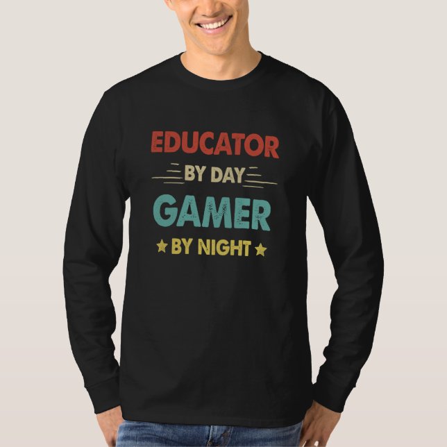 Retro Educator By Day Gamer By Night T-Shirt (Vorderseite)
