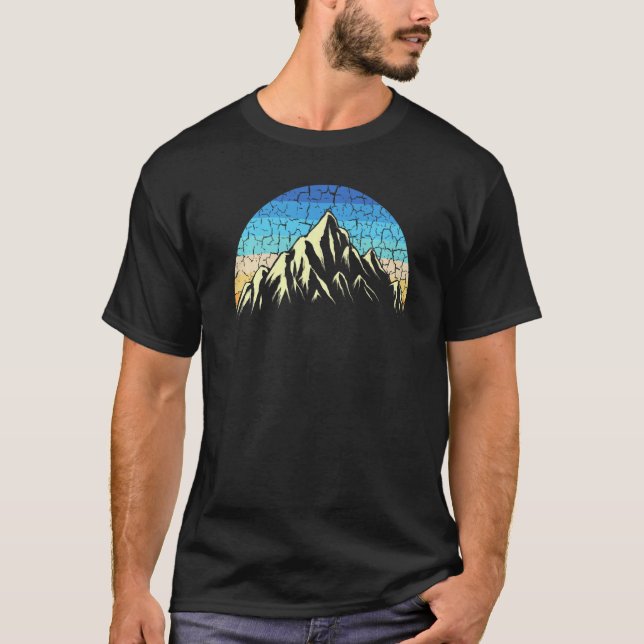 Retro Everest Berg mit Vintagem Himmelsuntergrund T-Shirt (Vorderseite)