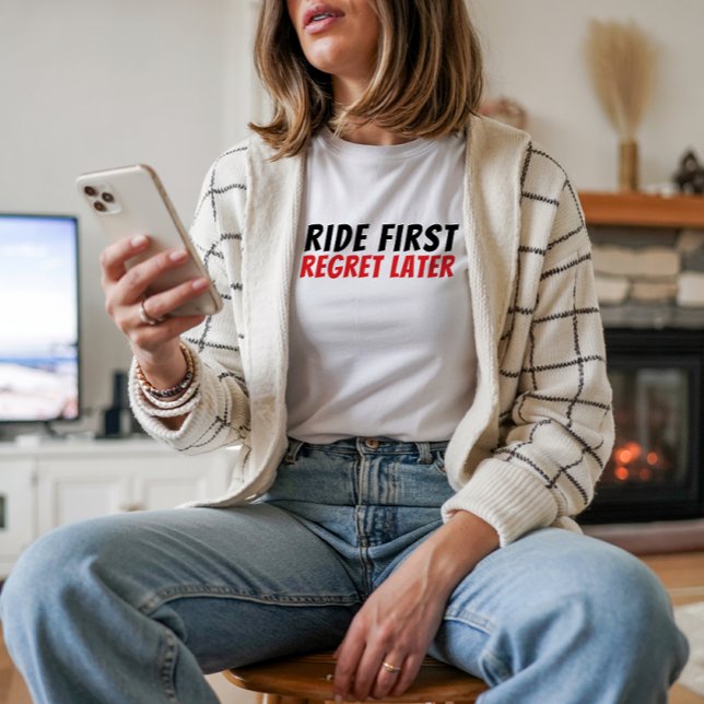 Retro Fahrrad Mädchen Ironie rot schwarz Tri-Blend Shirt (Accompanying the bike graphic is a fun and playful saying: "Ride First, Regret Later.")