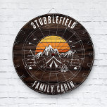 Retro Familie Kabine Name Holz Look Custom Dartscheibe<br><div class="desc">Gute Laune? Fügen Sie einfach Lagerfeuer, s'mores und die Erholung der Familie mit den entsprechenden Vorräten hinzu. Mit diesem einzigartigen Dartboard können Sie stolz Ihren Familiennamen und Ihre Lage anzeigen, sodass es sich nicht nur um ein Spiel handelt, sondern auch um ein geschätztes Familienerbe. Ideal für Ansammlungen, Hinterhofplatz-Party oder einfach...</div>