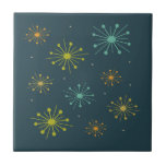 Retro Fireworks Sternexplosionen Dunkelblau Mitte Fliese<br><div class="desc">Erhöhen Sie Ihr Fliesenprojekt mit dieser fantastischen Retro-Feuerwerk-Sternexplosion auf dunkelblauen Keramik-Fliesen im Stil der Mitte des Jahrhunderts. Es wird den POP hinzufügen, den Sie suchen!</div>