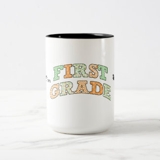 Retro First Grade Back to School Typography Zweifarbige Tasse