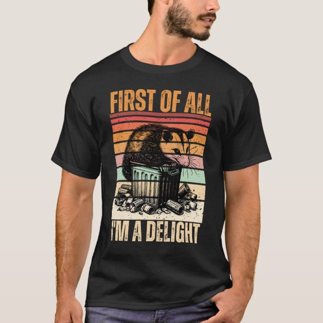 Retro 'First of all, I'm a Delight' Angry Opossum T-Shirt (Vorderseite)