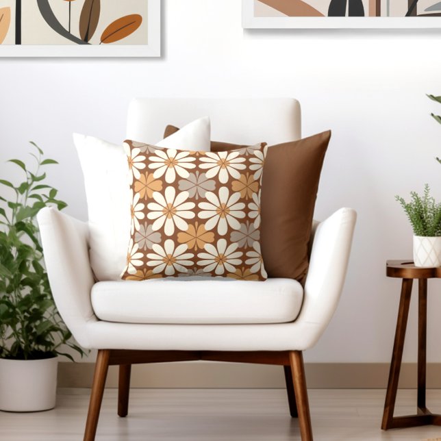 Retro Floral Kissen (Complete your elegant retro look with an exclusive Wild on Flowers Throw PIllow.)