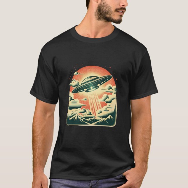 Retro Flying Saucer UFO Over Mountains Pulp Pop St T-Shirt (Vorderseite)