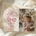 Retro Foto Niedlich Rosa Bow Coquette 1. Geburtsta Dankeskarte<br><div class="desc">Erleben und teilen Sie die Freude am ersten Geburtstag Ihres Mädchens mit unserem bezaubernden Foto Niedlich Pink Bow Coquette 1. Geburtstag Dankeschön Card. Diese personalisierte Karte ist der perfekte Weg, um Ihren Gästen Dankbarkeit auszudrücken und gleichzeitig die wertvollen Erinnerungen zu schätzen, die während der Feier gemacht wurden. Die Karte ist...</div>