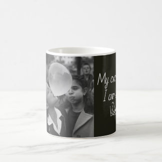 Retro-Foto von Kindern mit Kaugummi und positiver Kaffeetasse