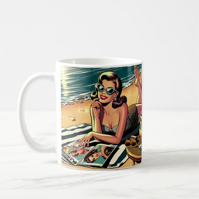 Retro-Frau am Strand beim Lesen eines Modemagazins Kaffeetasse (Links)