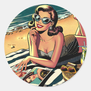 Retro-Frau am Strand beim Lesen eines Modemagazins Runder Aufkleber